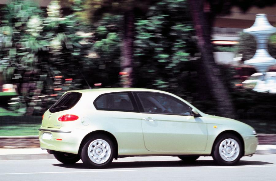  Alfa Romeo 147 3-Door (937A) 2000 года  (фото 8 из 43)